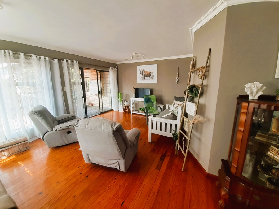 6 Bedroom Property for Sale in Paradise Beach Eastern Cape